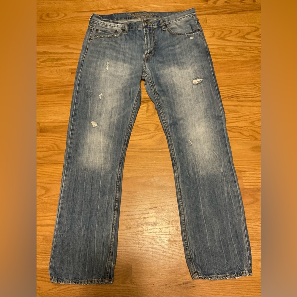 Men's American Eagle Outfitters Blue Distressed Faded Original Straight Jeans.